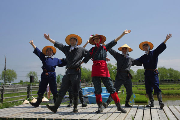 田植えイベント「ふゆみずたんぼまつり」ではみんなで踊ります((株)アレフ提供)